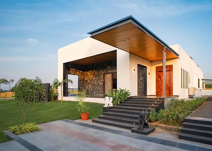 Le Bon Horizon: Hillside Elegance with Pool and Gazebo near Sula Villa Nashik