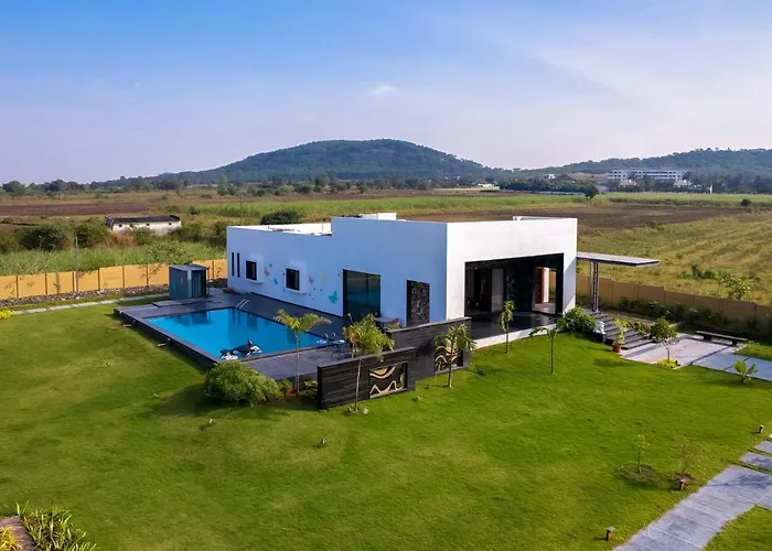 Le Bon Horizon: Hillside Elegance with Pool and Gazebo near Sula Villa Nashik